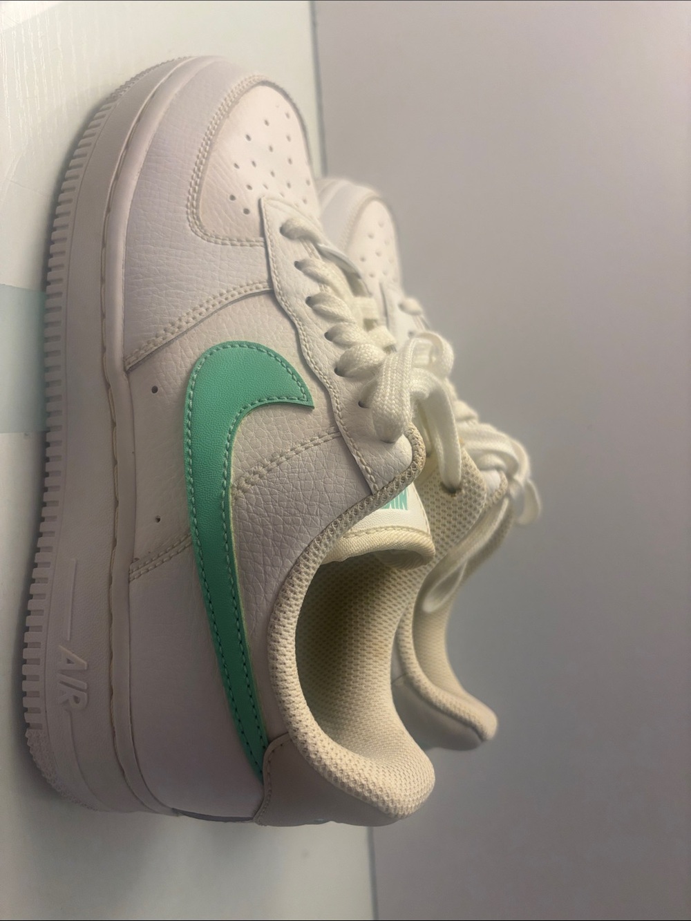 NIKE AIR FORCE 1 White Athletic Sneakers with Mint Accent